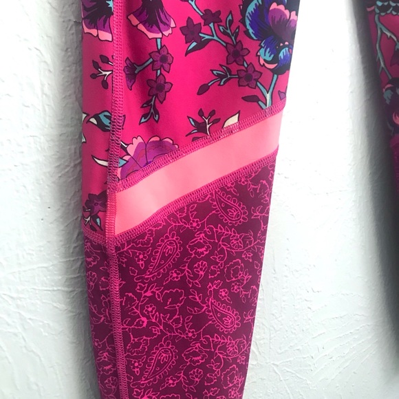 Old Navy Active Printed Magenta Leggings Size M - Picture 3 of 6